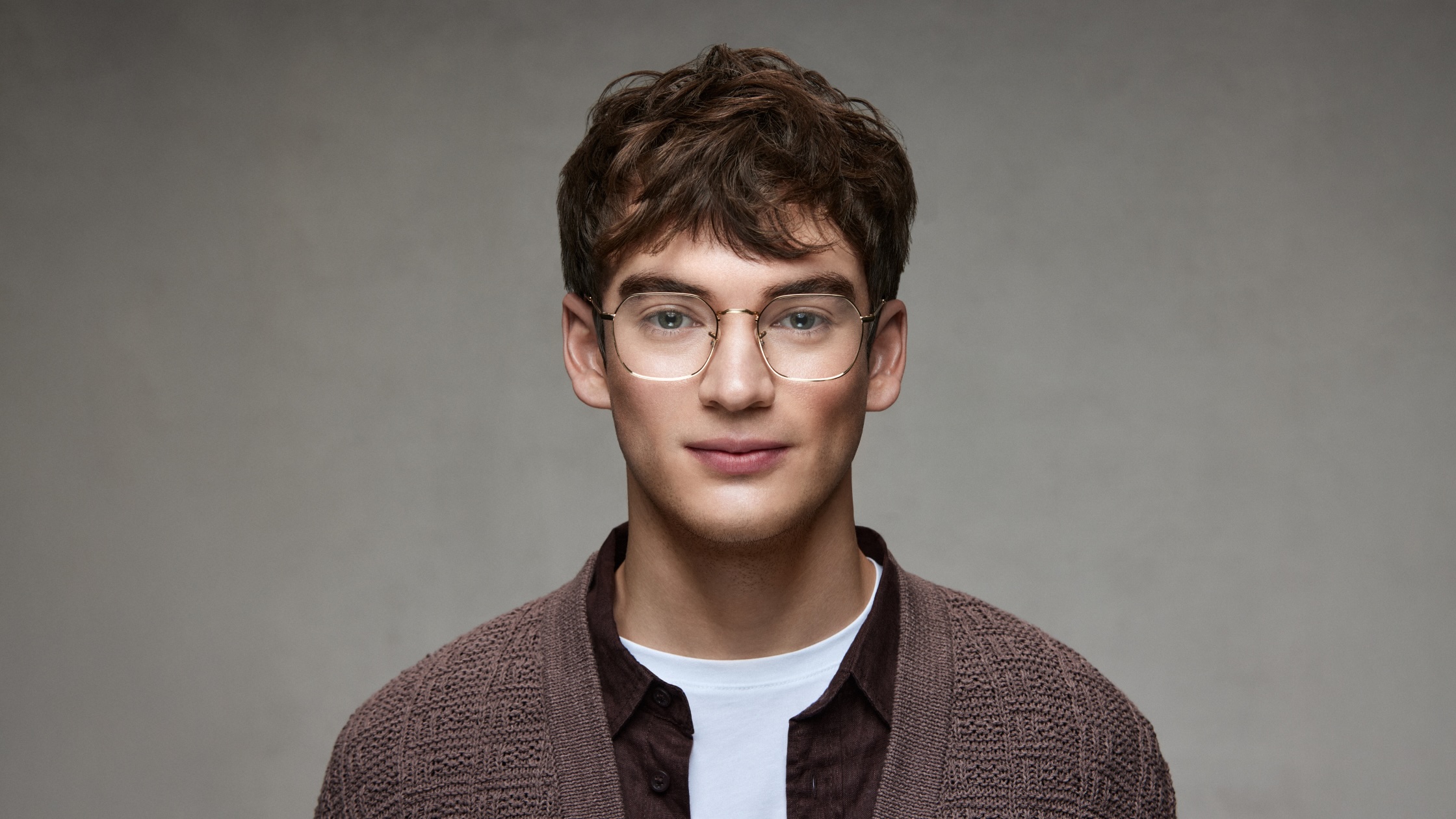 Joven con anteojos graduados de Ópticas Visión